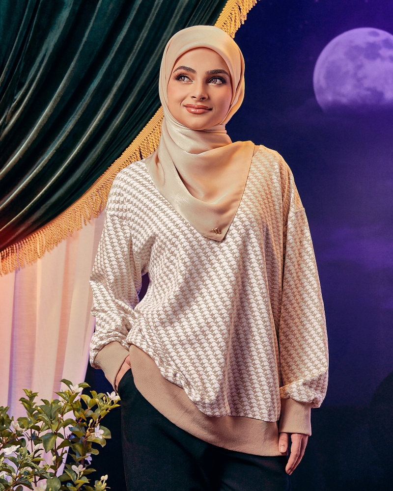 DISNEY X NAELOFAR ALADDIN MONOGRAM JUMPER - DUSTY BROWN