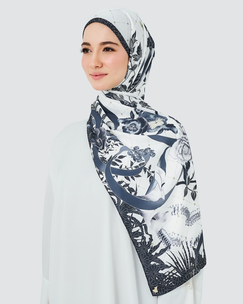 DISNEY X NAELOFAR - ALICE IN WONDERLAND SHAWL - IVORY BLUE