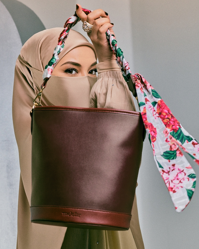 THE BUCKET BAG WITH TWILLY - DARK BROWN