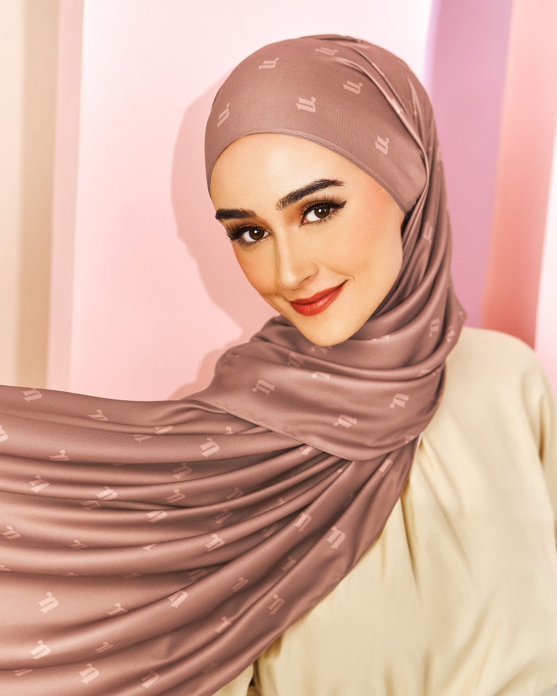 MODA MATTE SATIN SHAWL - HAZELNUT