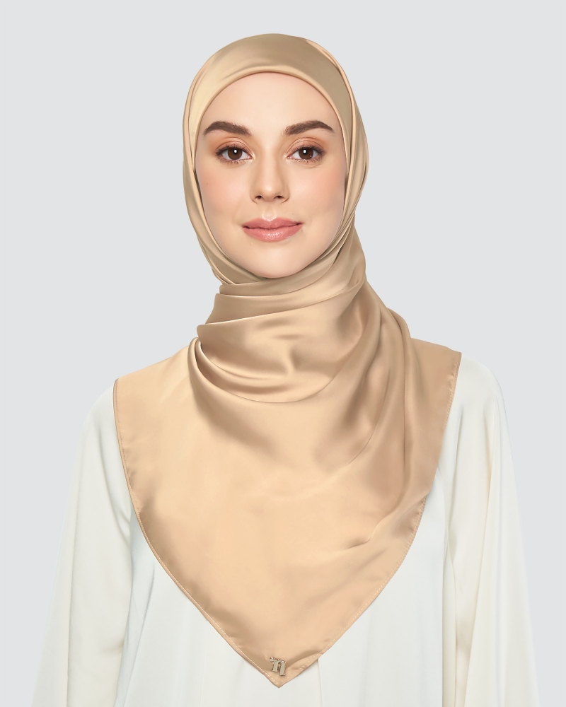 SWARA SATIN SQUARE - TOASTED ALMOND